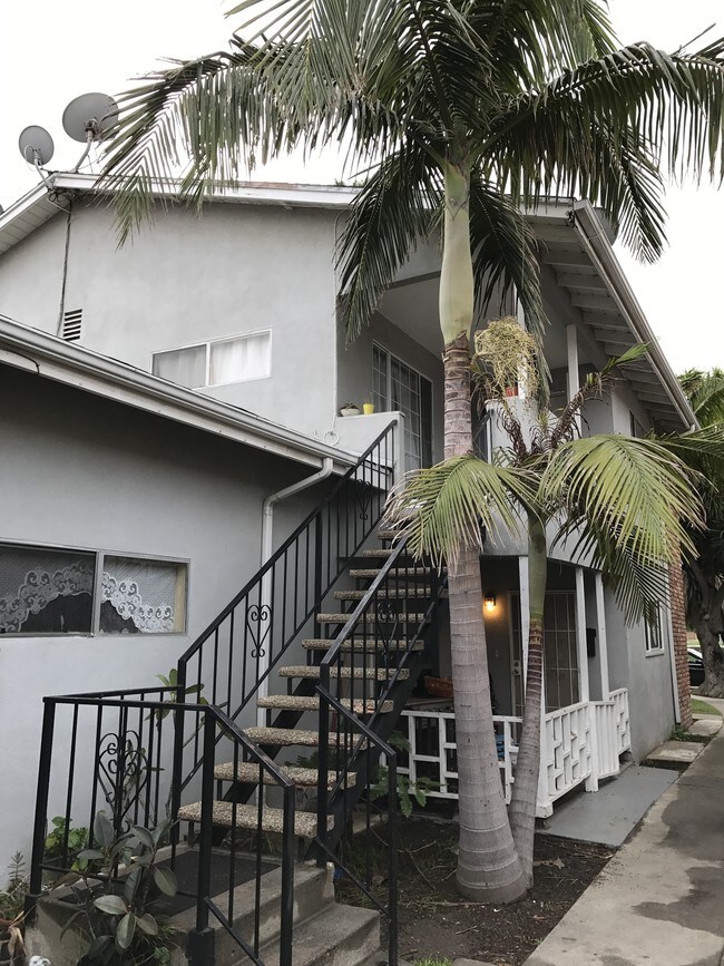 Building Photo - 717-721 Ivywood Dr
