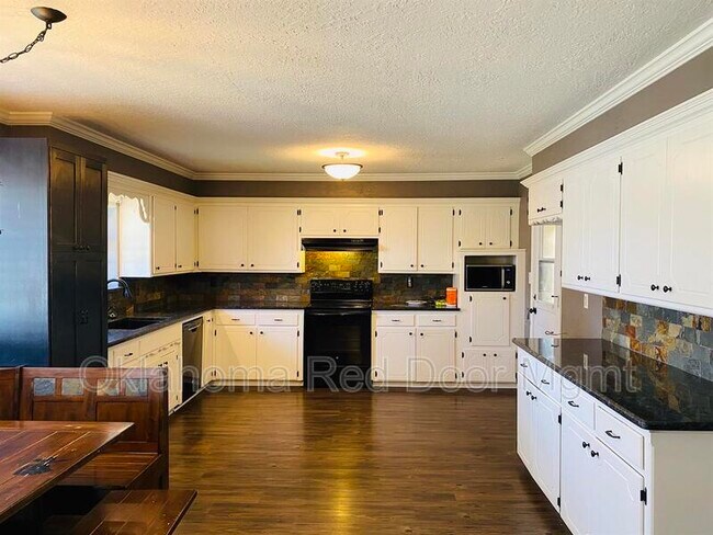 Building Photo - 3800 SE 89th St