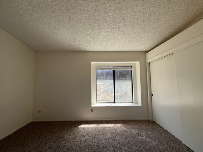 Building Photo - 309 Oak Meadow Ln