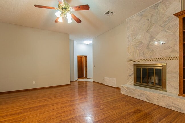 Foto del edificio - Beautiful 3 Bed 2 Bath in the Heart of OKC!