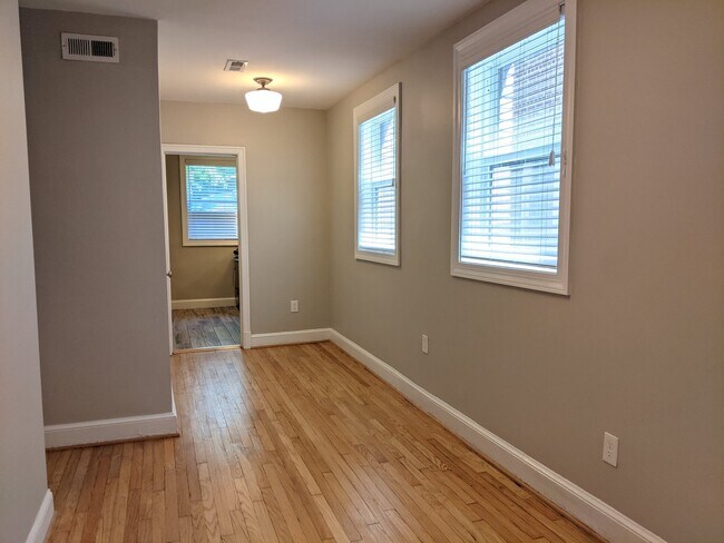 Photo - 4016 Calvert St NW (Washington, DC) Apartment