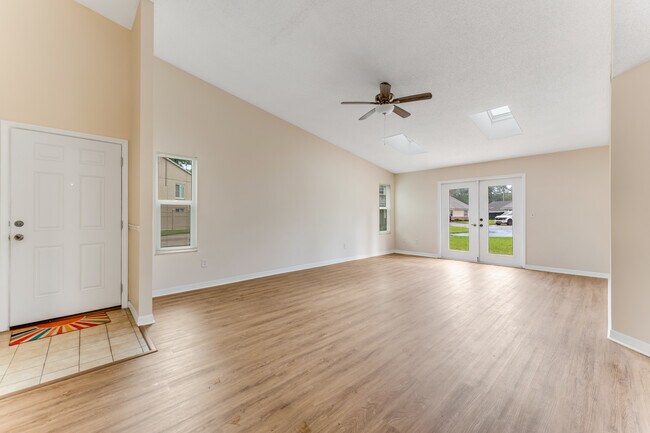 Building Photo - 121 Bob White Ct