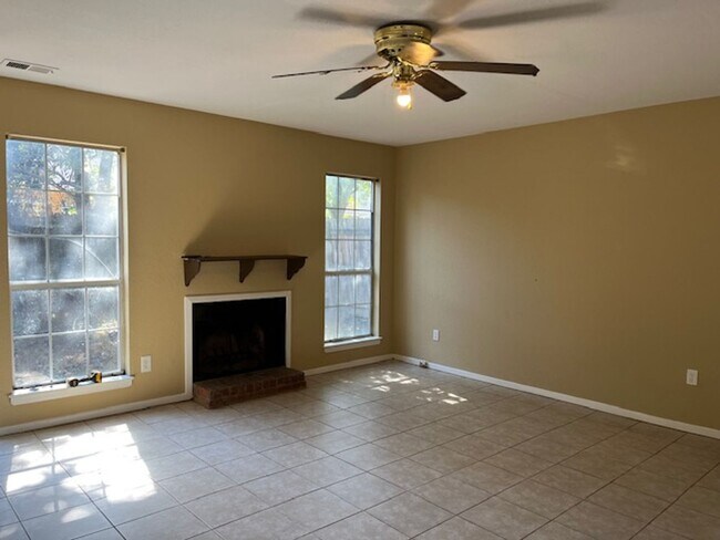 Foto del edificio - Renovated 4 Bedroom 2 Bath Home for Rent!
