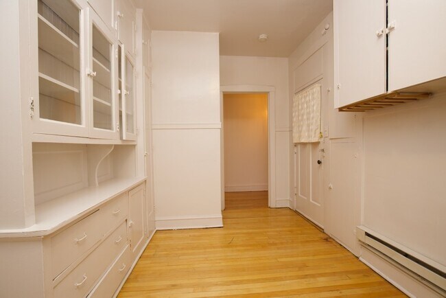 Building Photo - 1238 Oak Ave