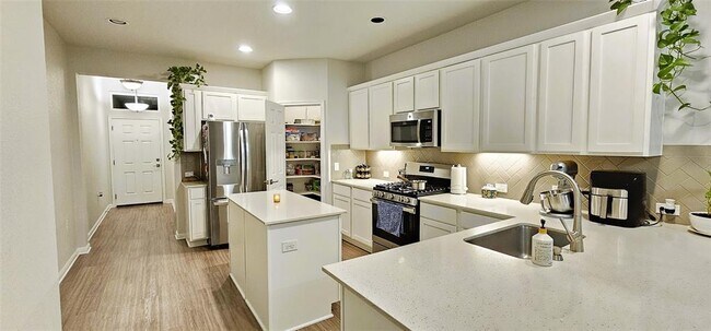 Building Photo - 14910 Spring Hill Ln