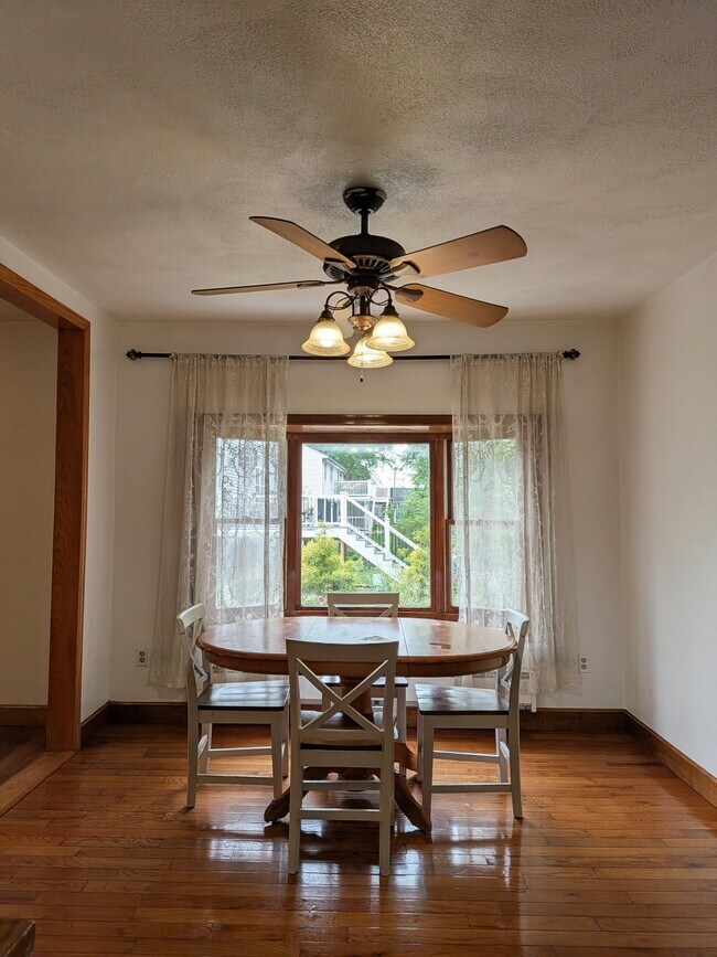 Comedor con un precioso ventanal. - 1291 Main St