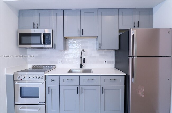 Building Photo - 221 SW 11th Ave