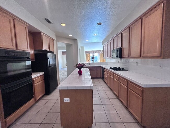 Building Photo - Beautiful Four Bedroom Home in Sacramento