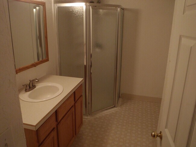 Foto del edificio - Two story, 7 Bedroom 2 Bath House on South Hill!