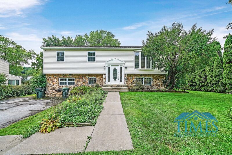 Primary Photo - 3202 Sylvan Dr