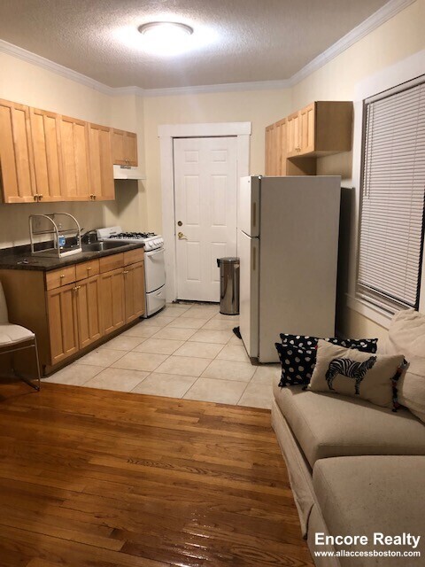 Building Photo - 27 Forest St