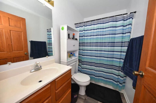 Upper Bath - 217 NW Barstow St