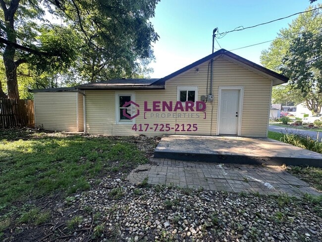 Building Photo - 2 Bedroom Home Available Now!