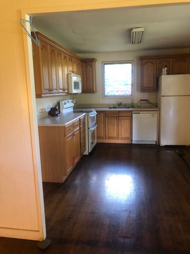 Building Photo - Single Family Home with large yard