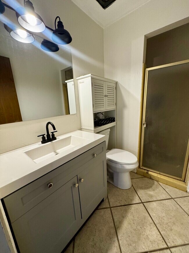 Building Photo - FOR RENT