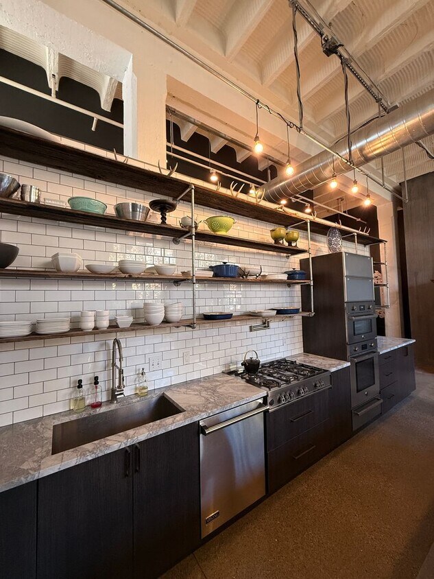 Foto principal - Fully Furnished!! Ready NOW! Sleek & Modern