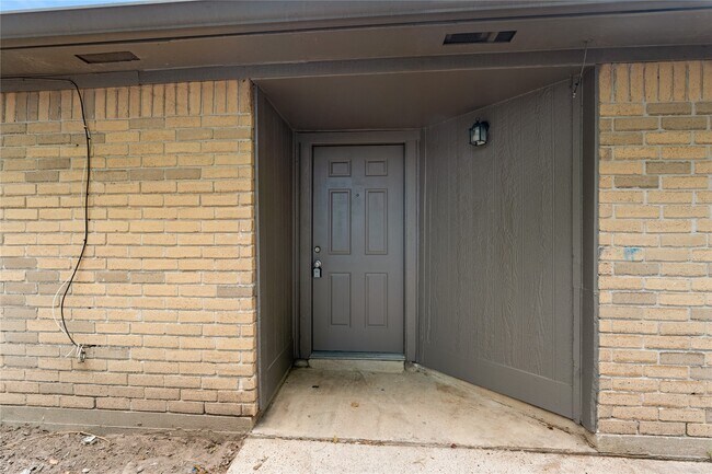 Building Photo - 10746 Staghill Dr