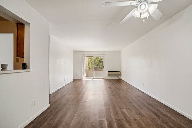 Los espacios cómodos cuentan con ventiladores de techo para comodidad durante todo el año y atractivos pisos de madera, operados profesionalmente por Highlands Vista Group. - Madison Estates