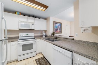 Building Photo - 2901 Riverside Dr