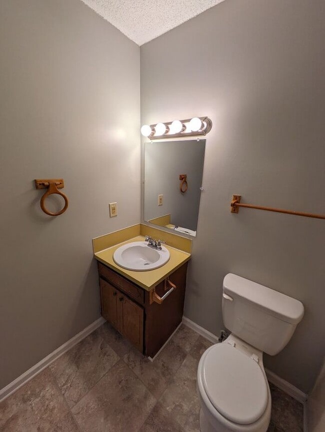 Building Photo - 1BD/1BA Unit on 2nd Floor of Three Oaks Complex in Hickory