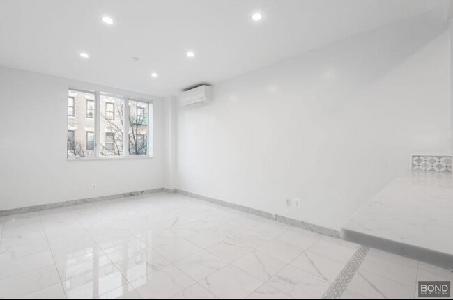 Building Photo - 4 bedroom in Brooklyn NY 11206