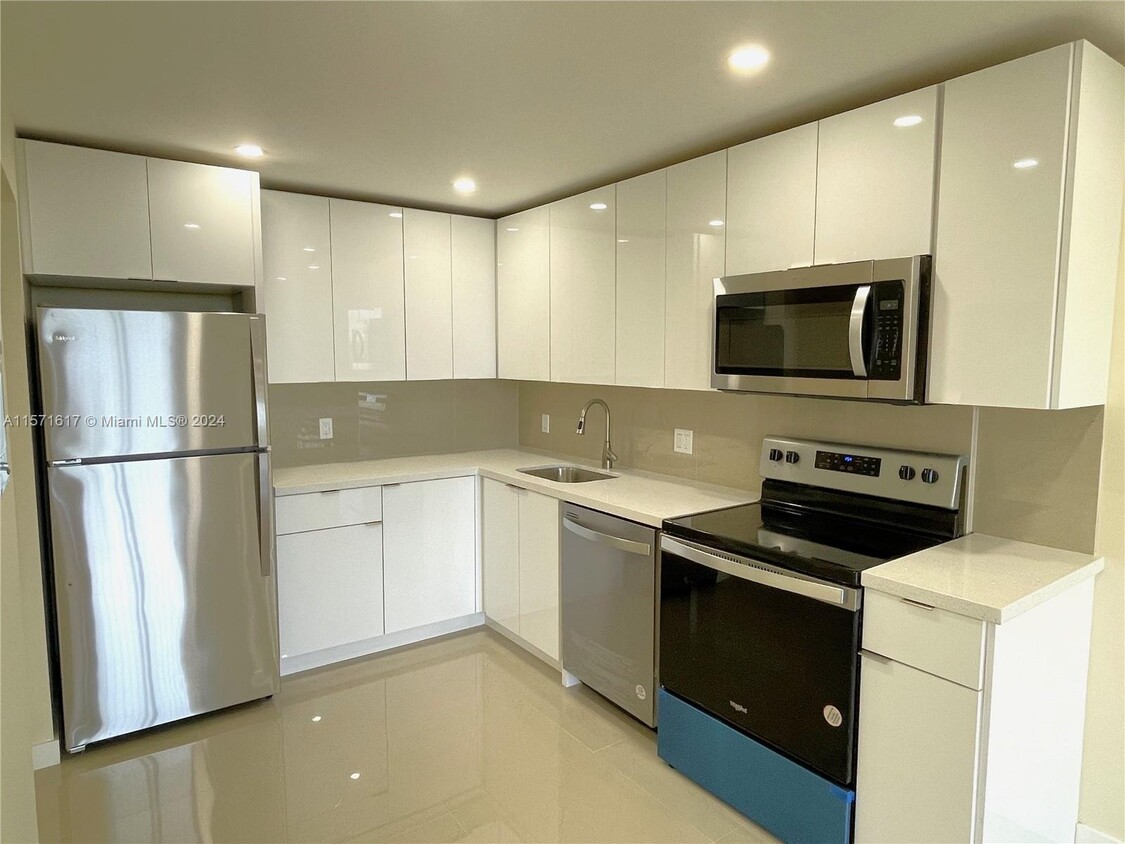 Foto principal - 16851 NE 23rd Ave