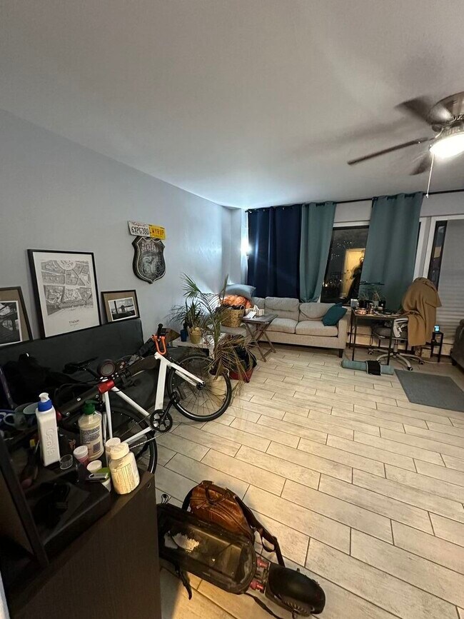 Foto del edificio - 4880 N Marine Dr