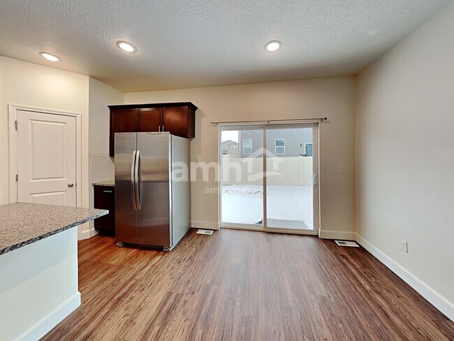 Building Photo - 2403 E Surry Way
