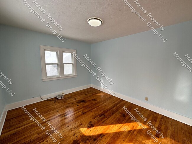 Building Photo - NW Side Rehabbed Large Two Bedroom Upper Unit