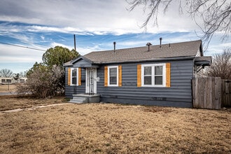 Building Photo - 1802 NW Lake Ave