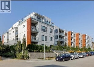 Building Photo - 2345 Rindall Ave