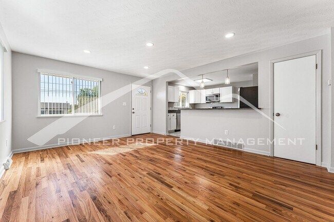 Building Photo - Newly Renovated Half-Duplex with Huge Fenc...