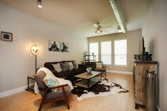 Building Photo - Kings Cove