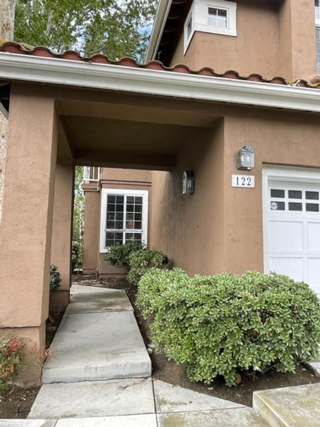 Building Photo - Beautiful 4 bedroom/ 3 full bath townhome ...