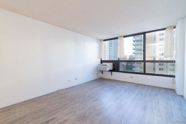 Building Photo - 1BR/1BA/1 parking in Royal Capitol Plaza.