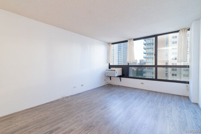 Foto del edificio - 1BR/1BA/1 parking in Royal Capitol Plaza.