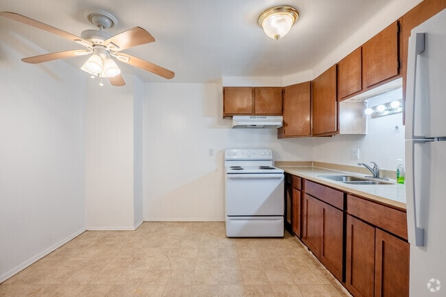 1BR, 1BA - 852SF - Kitchen - PMM + MS