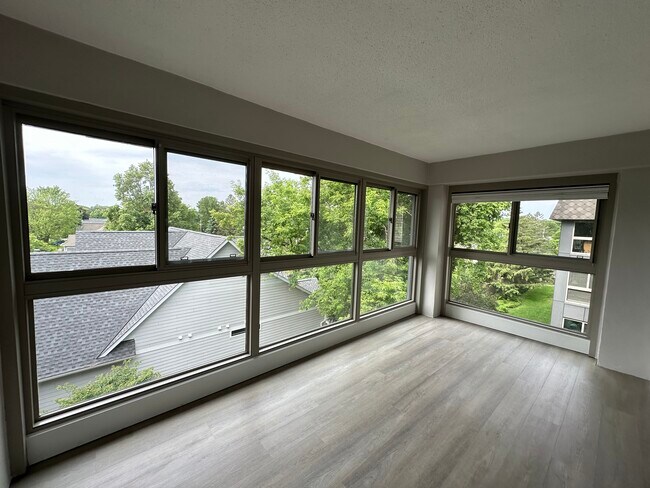 Orientación sur; ventanas y suelos nuevos en el porche. - 4075 W 51st St