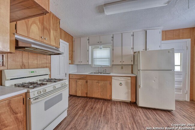 Building Photo - 3 Bedroom/1 Bath Dream Hill Estates