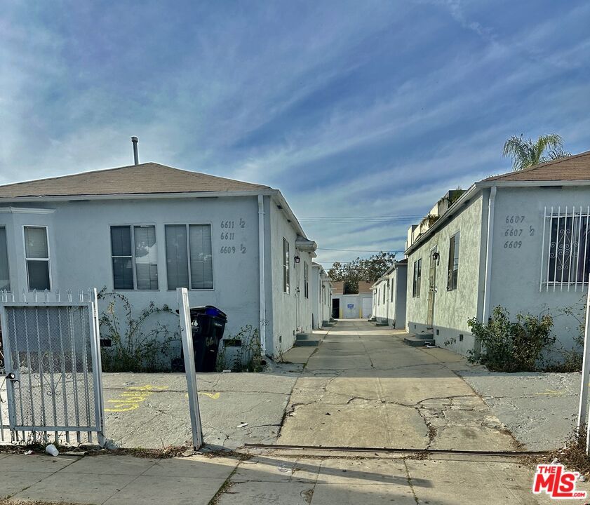 Primary Photo - 6607 1/2 Brynhurst Ave
