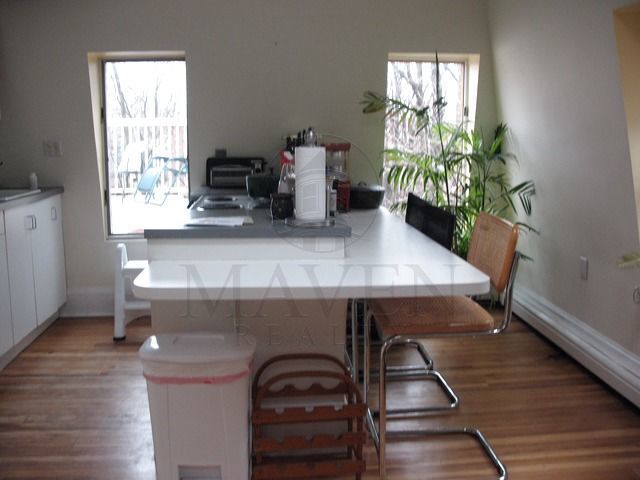 Building Photo - 10 Day St