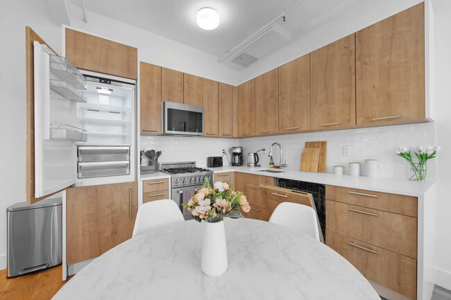 Foto del edificio - 517 W 45th St