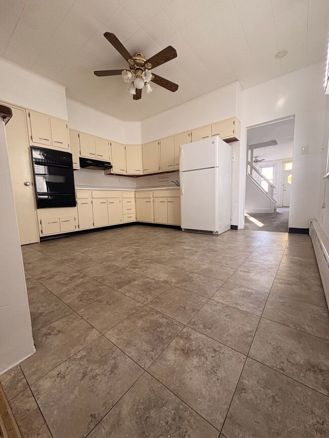 Large kitchen - 2610 Wilmot St