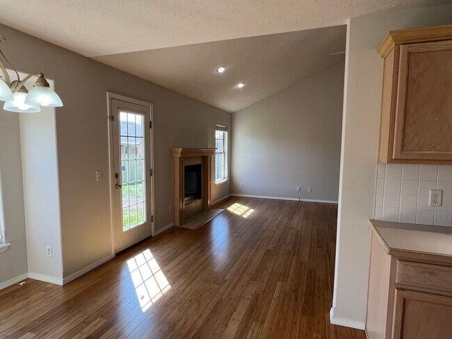 Foto del edificio - 3 Bed / 2 Bath in the Heart of Nixa