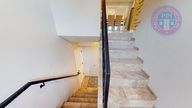 Building Photo - 3 Bedroom Possibly 4 Bedrooms - Luxury Upd...