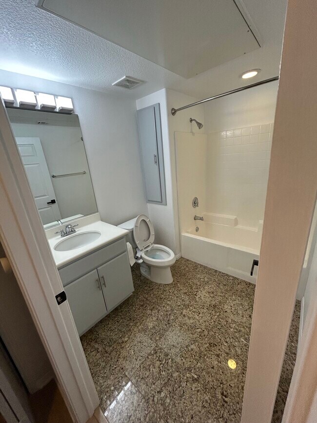 Foto del edificio - 12963 W Runway Rd