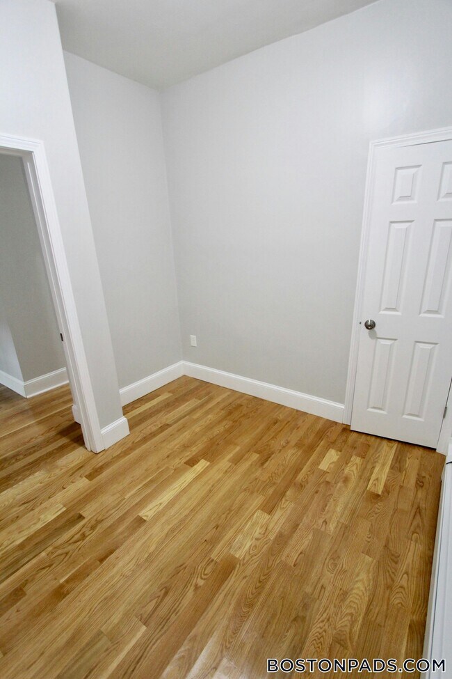 Building Photo - 460 Saratoga St