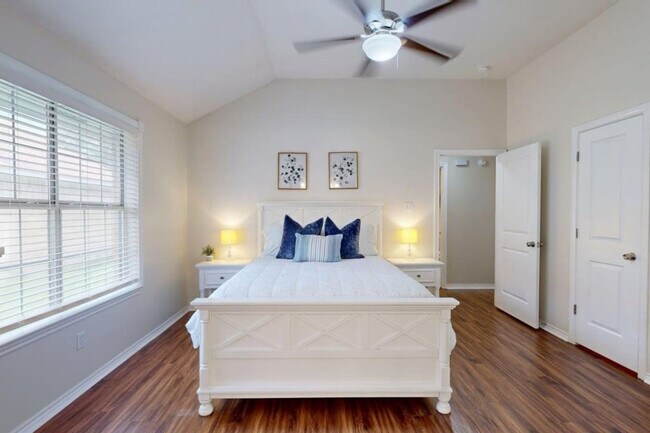 Building Photo - 810 Camellia Ct