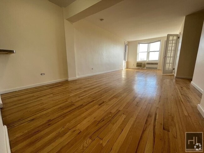 Building Photo - Spacious 2 Bedroom 2 Bath In Glen Oaks! $3...