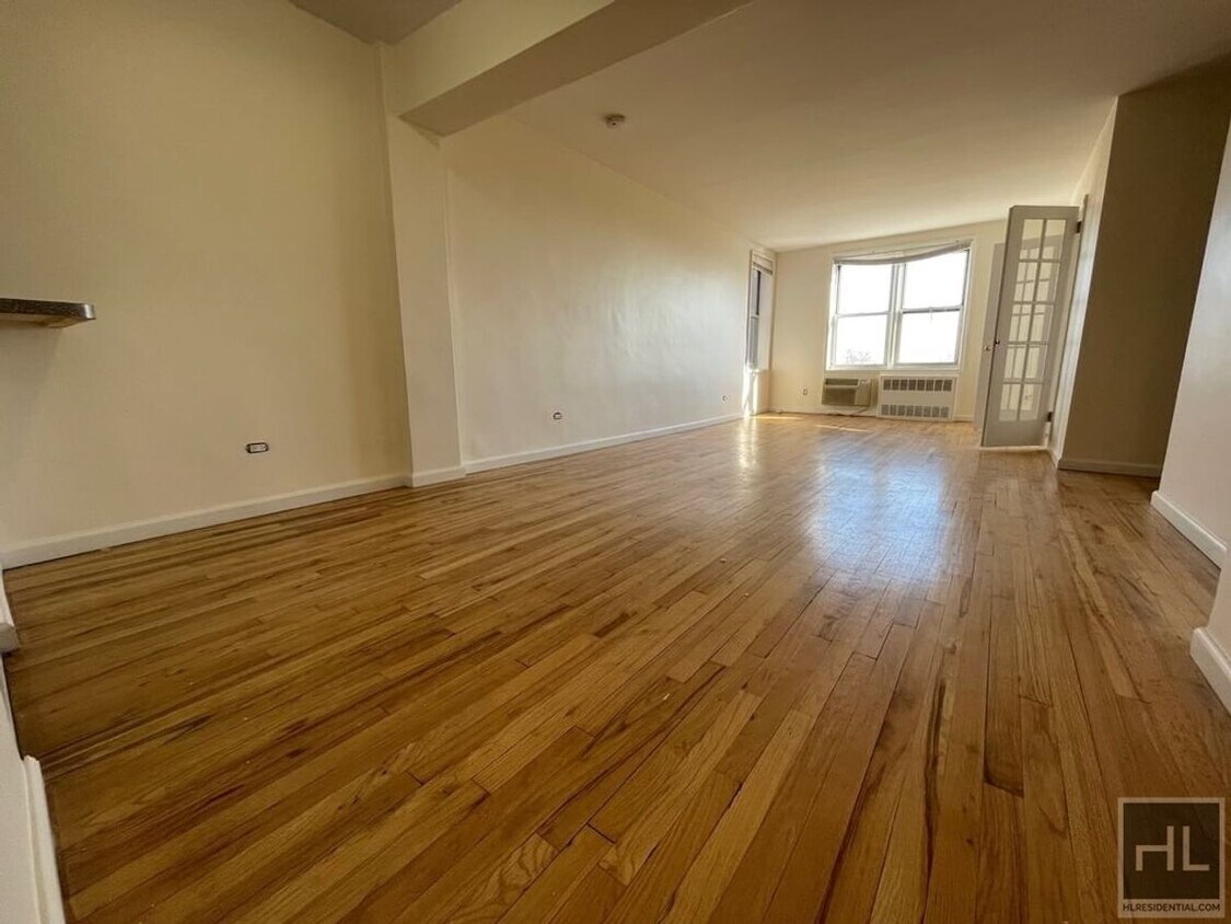Primary Photo - Spacious 2 Bedroom 2 Bath In Glen Oaks! $3...